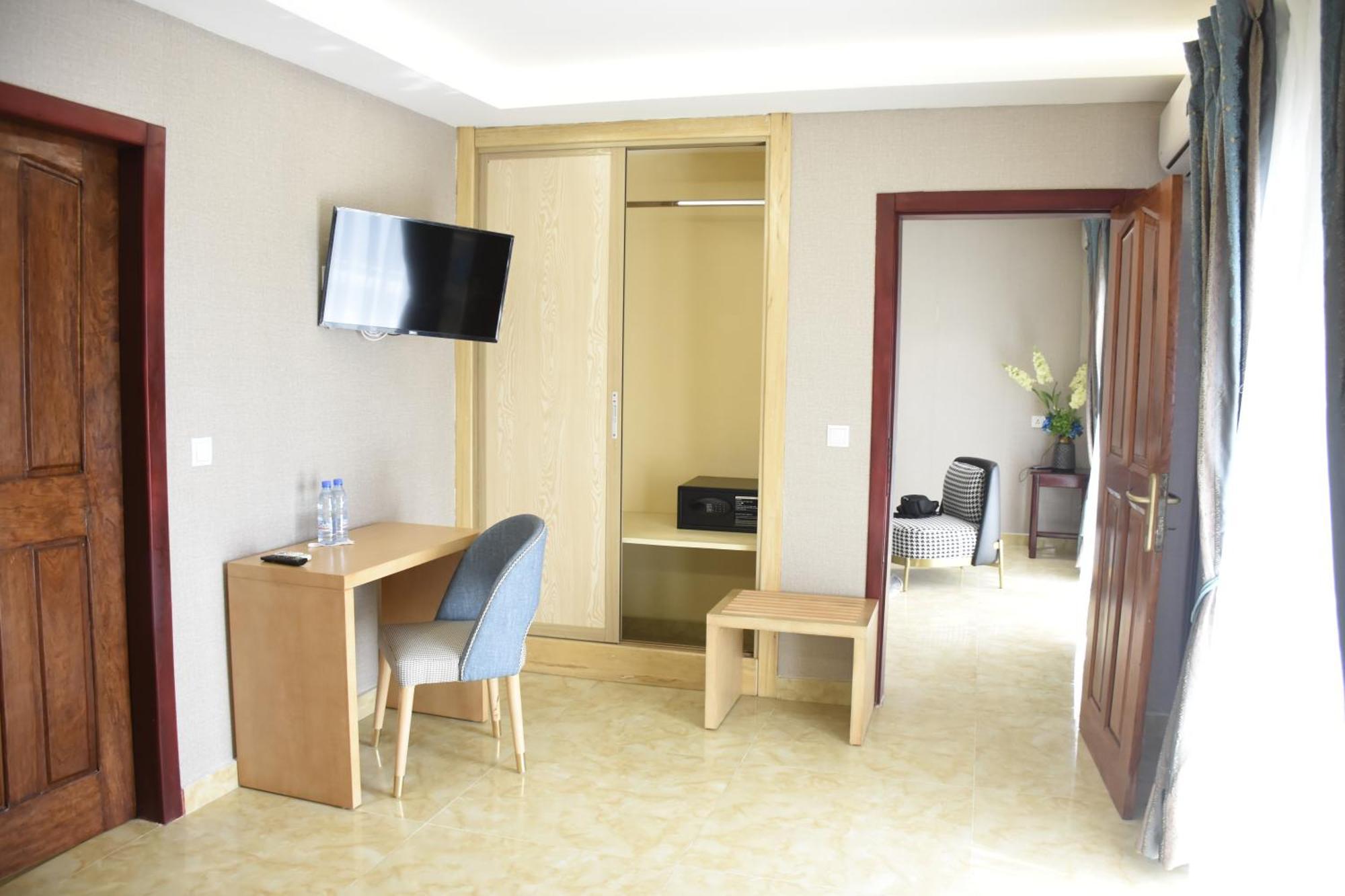 Hotel Royal Palace Дуала Екстериор снимка