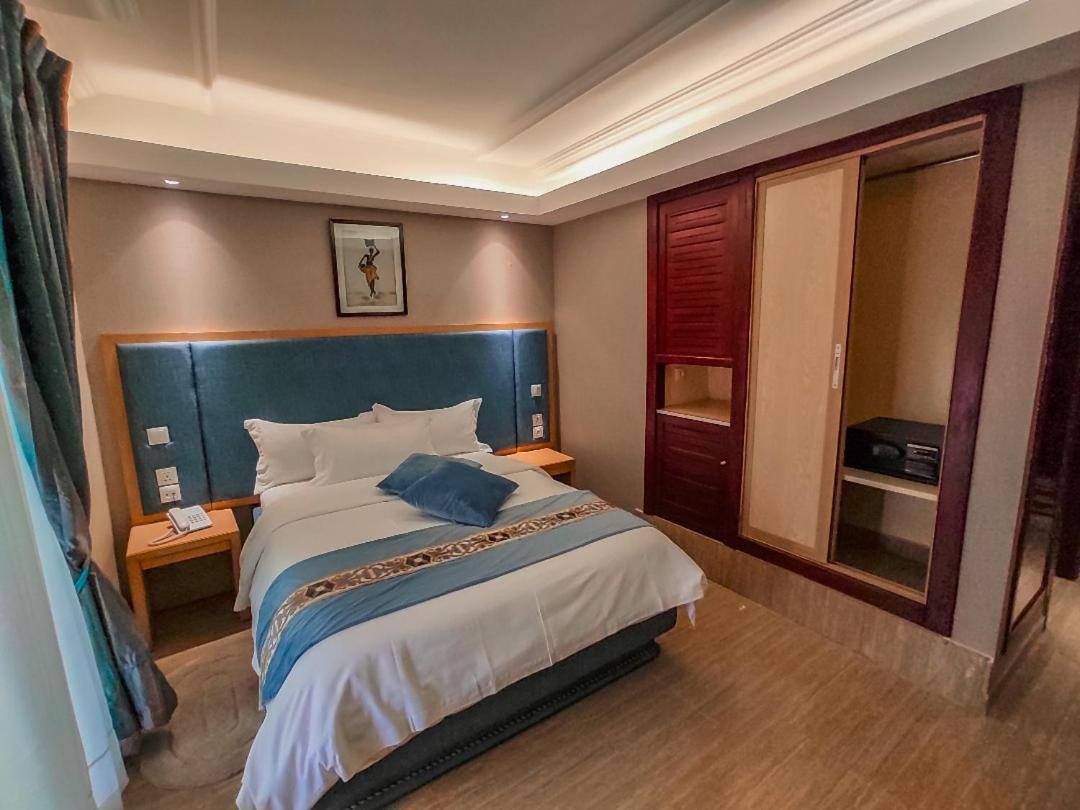 Hotel Royal Palace Дуала Екстериор снимка