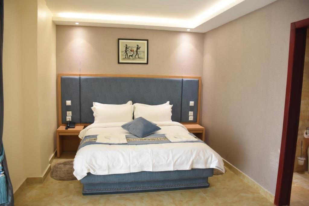 Hotel Royal Palace Дуала Екстериор снимка