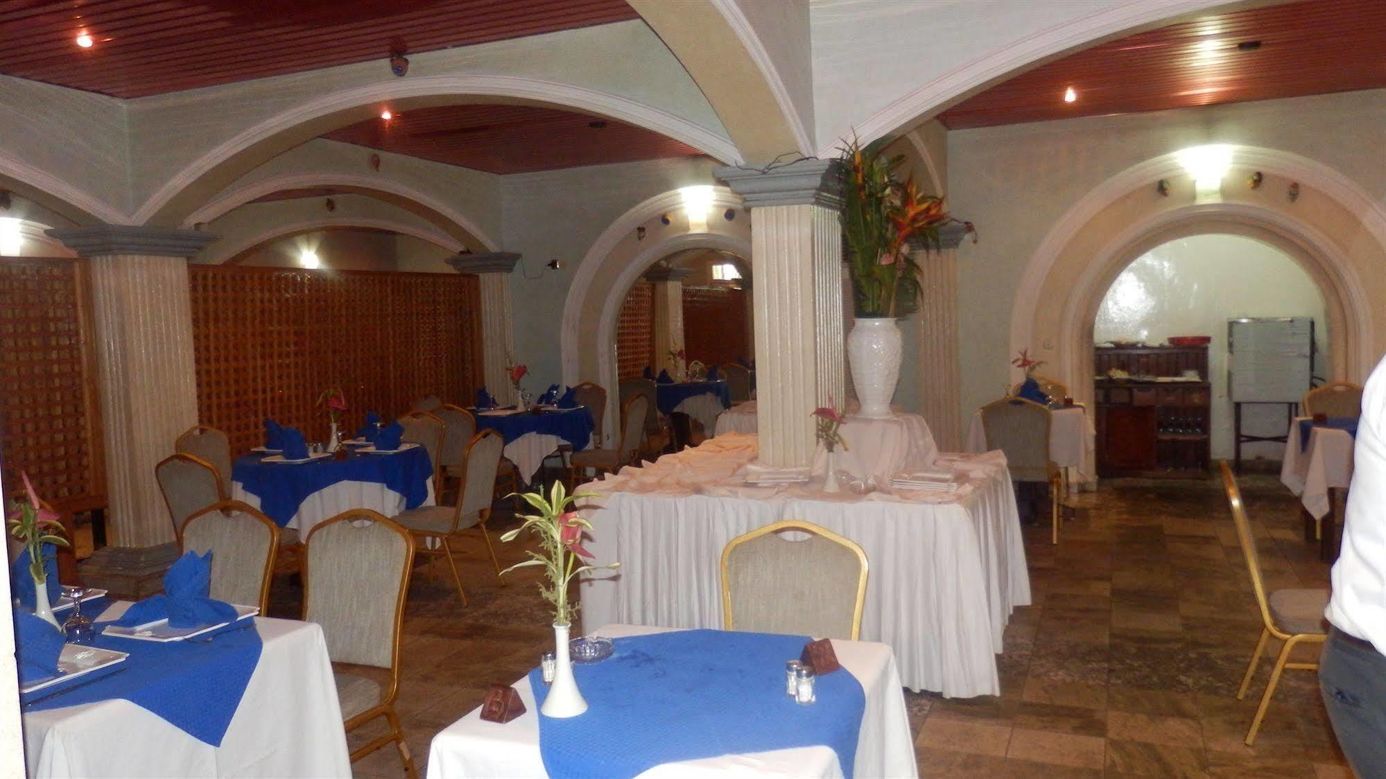 Hotel Royal Palace Дуала Екстериор снимка