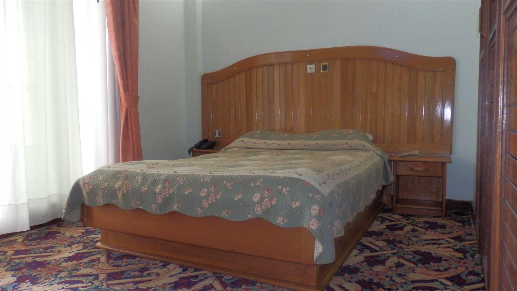 Hotel Royal Palace Дуала Екстериор снимка
